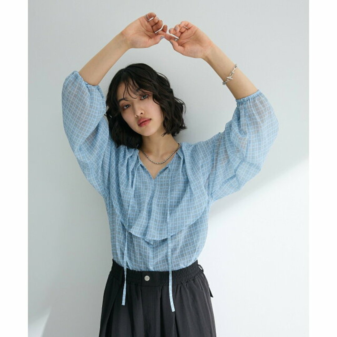 green parks(グリーンパークス)の【サックスブルー】チェックシアーフリルブラウス レディースのトップス(シャツ/ブラウス(長袖/七分))の商品写真