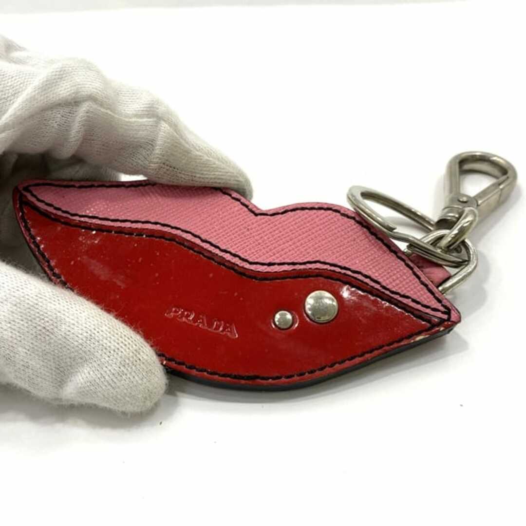 PRADA - プラダ キーホルダー レッド ピンク 唇 サフィアーノ PRADA - プラダ キーホルダー レッド ピンク 唇 サフィアーノ