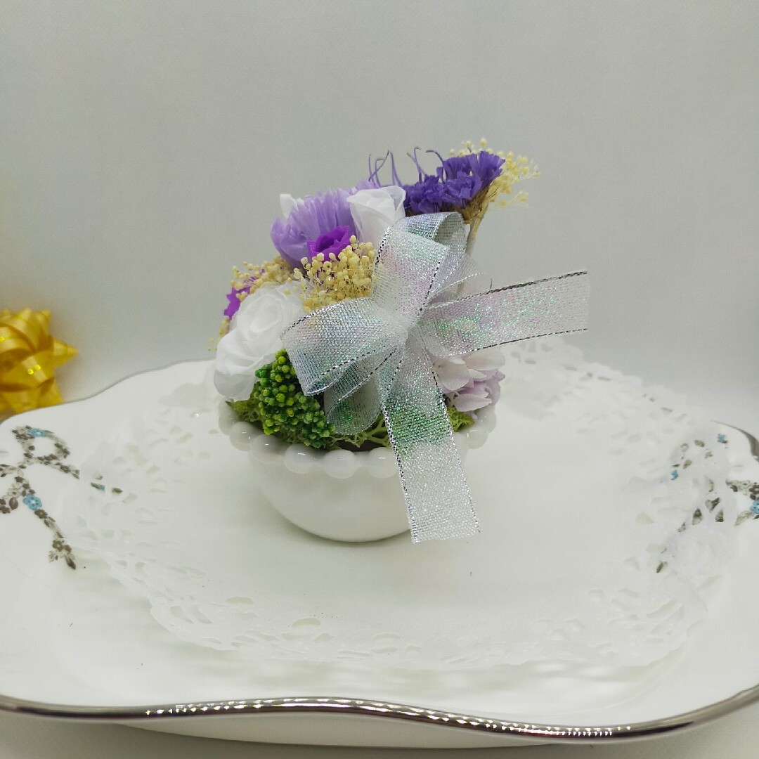 プリザーブドフラワー 紫 白く丸い陶器　供花  7.3.21 ハンドメイドのフラワー/ガーデン(プリザーブドフラワー)の商品写真