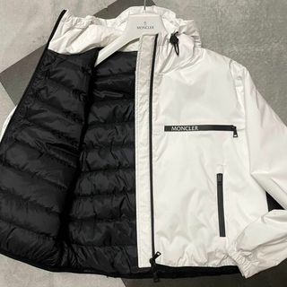 MONCLER(ダウンジャケット ・ ホワイト/白色系)のフリマ MONCLER(ダウンジャケット ・ ホワイト/白色系)のフリマ