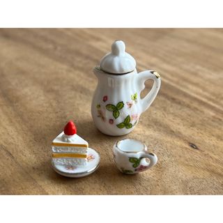 【新品】ミニチュアティーセット(いちご)(置物)