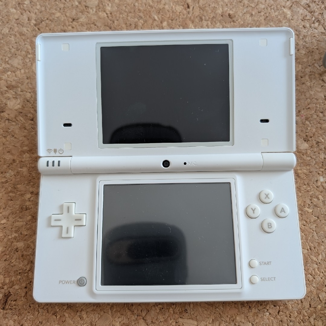 任天堂(ニンテンドウ)の【3点セット】Nintendo DSi本体・充電器・マリオソフト エンタメ/ホビーのゲームソフト/ゲーム機本体(携帯用ゲーム機本体)の商品写真