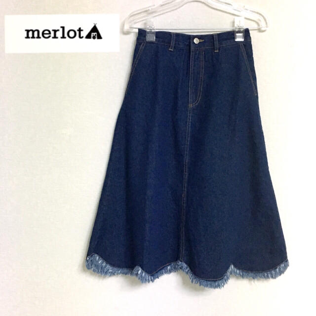merlot(メルロー)のメルロー スカラップカットオフデニムスカート ネイビー レディースのスカート(ひざ丈スカート)の商品写真