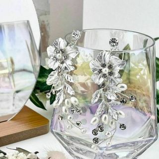 新品 未使用 イヤリング ウェディング アクセサリー 花 ブライダル シルバー(イヤリング)