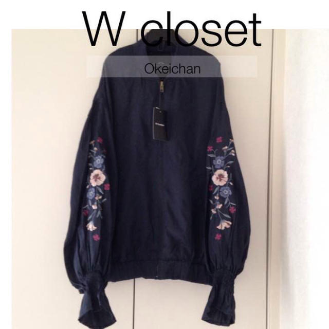 w closet(ダブルクローゼット)の今季春新作☆袖刺繍入りブルゾン ネイビー レディースのジャケット/アウター(ブルゾン)の商品写真
