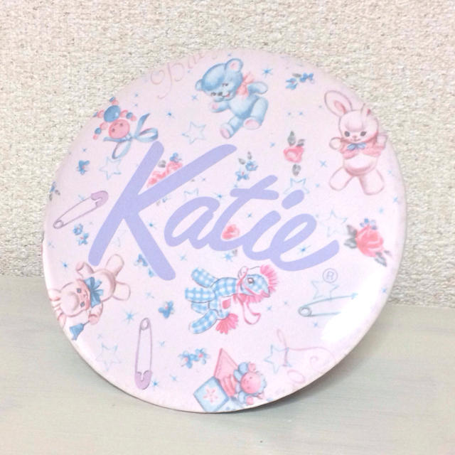 Katie(ケイティー)のKatie🐩缶バッジ レディースのアクセサリー(ブローチ/コサージュ)の商品写真