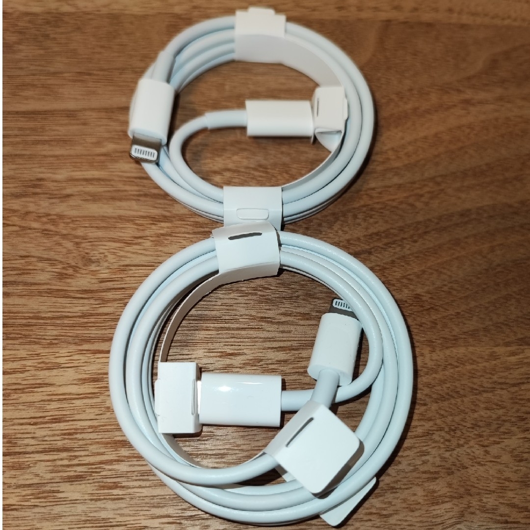 iPhone(アイフォーン)のApple純正Lightning (ライトニング) ケーブル 2個 スマホ/家電/カメラのスマートフォン/携帯電話(バッテリー/充電器)の商品写真