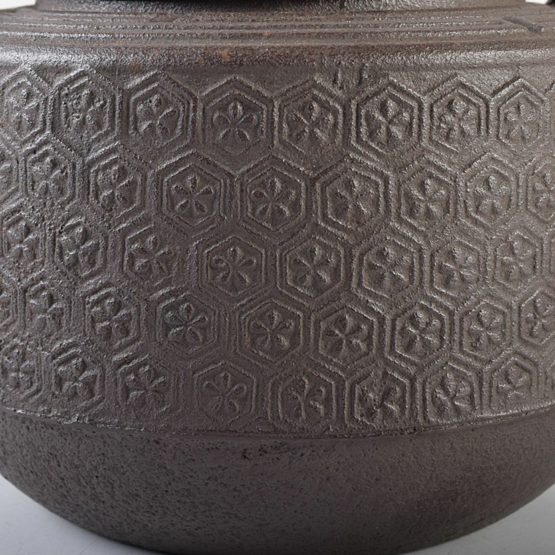 大特価 亀甲文 橋本辰敏作 釜師 茶道具 鉄瓶 R8667B D 共箱 鉄釜 金属工芸