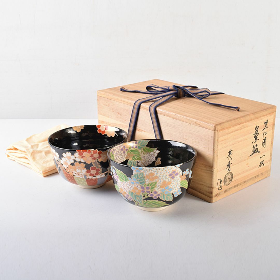 宮地英香作　色絵金彩　黒仁清　紫陽花文　桜文　茶碗　一双　共箱　V　R8677