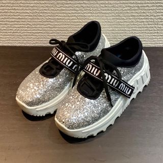 MIU MIU(スニーカー ・ シルバー/銀色系)のフリマアイテム一覧 MIU MIU(スニーカー ・ シルバー/銀色系)のフリマアイテム一覧