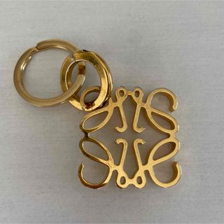 LOEWE - 入手困難✨ ロエベ パピー チャーム ゴールドロゴ LOEWE - 入手困難✨ ロエベ パピー チャーム ゴールドロゴ