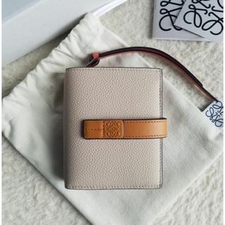 LOEWE - 最終値下 正規品美品 ロエベ 三つ折り財布の通販 by LOEWE - 最終値下 正規品美品 ロエベ 三つ折り財布の通販 by