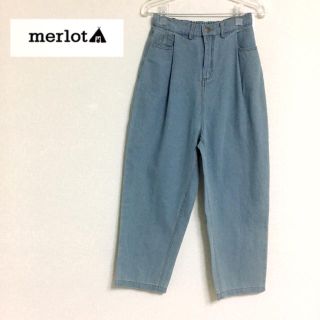 メルロー(merlot)のメルロー タック入りサルエルデニムパンツ ライトブルー(デニム/ジーンズ)