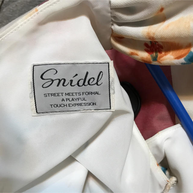 SNIDEL(スナイデル)のsnidel 背中開き花柄ワンピース レディースのワンピース(ミニワンピース)の商品写真