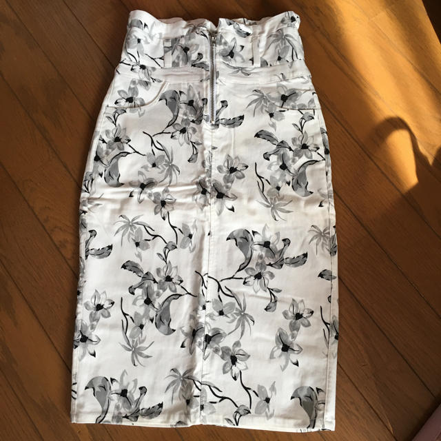 EMSEXCITE(エムズエキサイト)の花柄 タイトスカート☆ レディースのスカート(ひざ丈スカート)の商品写真