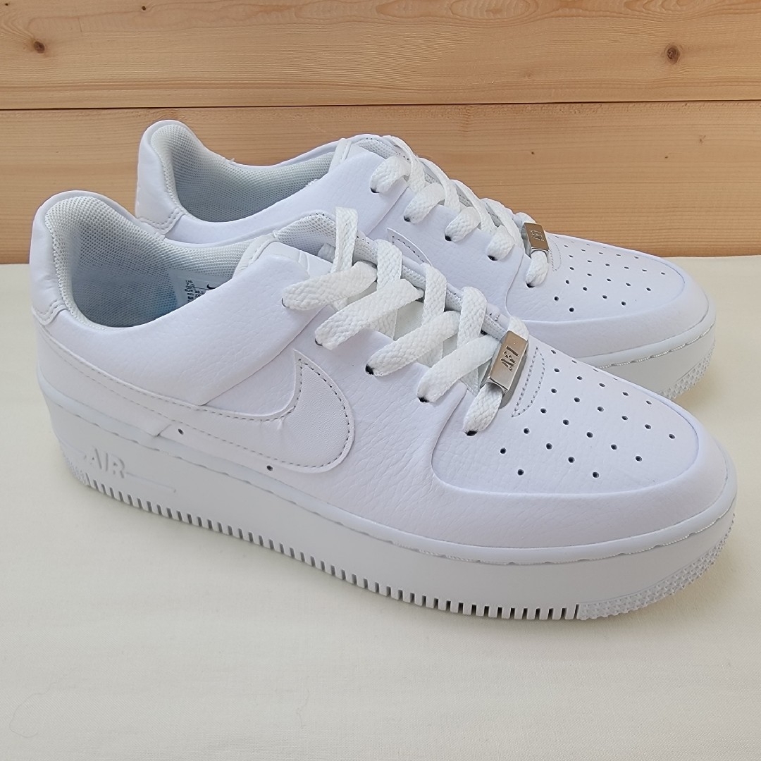 NIKE - ナイキ ウィメンズ エアフォース1 セージ ロー NIKE - ナイキ ウィメンズ エアフォース1 セージ ロー