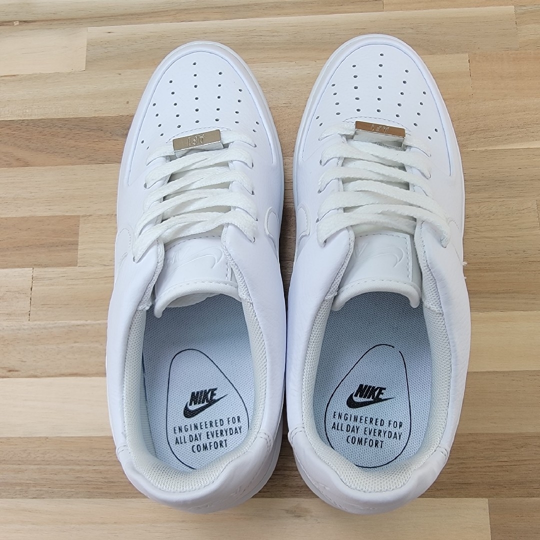 NIKE - ナイキ ウィメンズ エアフォース1 セージ ロー NIKE - ナイキ ウィメンズ エアフォース1 セージ ロー