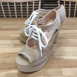 MIU MIU(サンダル ・ ホワイト/白色系)のフリマアイテム一覧 MIU MIU(サンダル ・ ホワイト/白色系)のフリマアイテム一覧