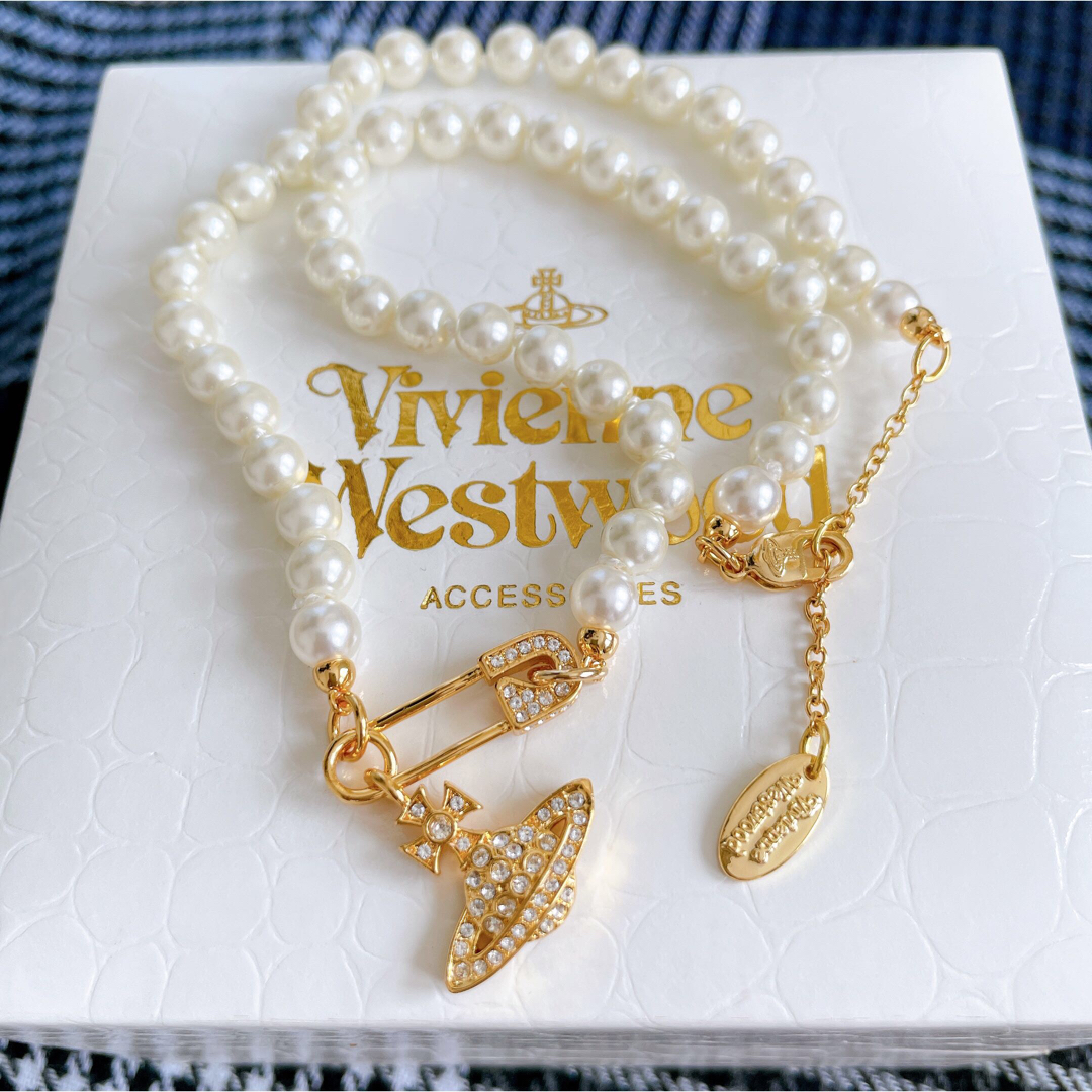 Vivienne Westwood - ヴィヴィアン バスレリーフ パール Vivienne Westwood - ヴィヴィアン バスレリーフ パール