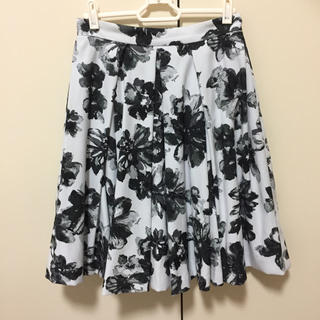 ノエラ(Noela)のモザイク花柄スカート(ひざ丈スカート)