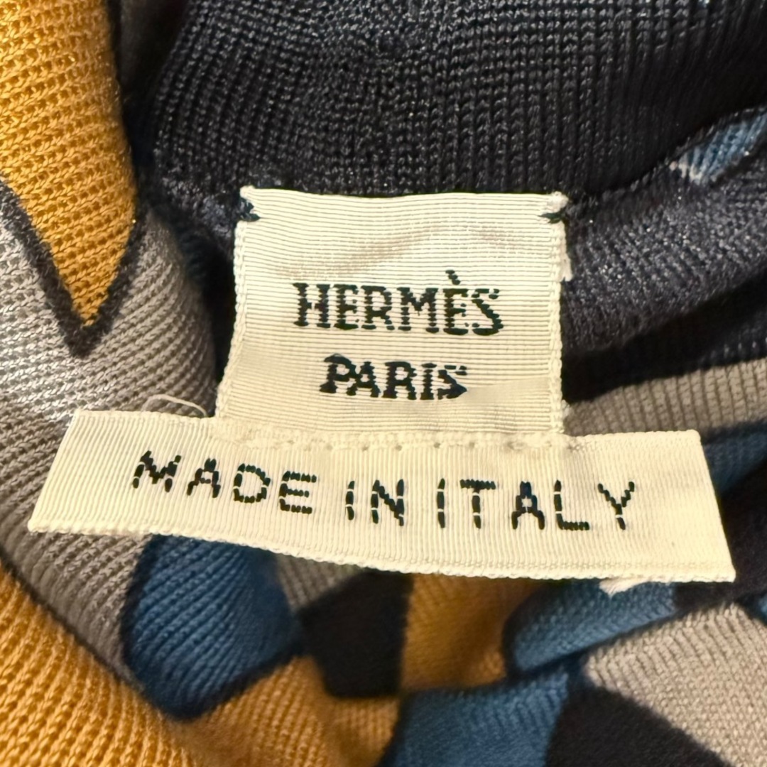 HERMES - 美品 HERMES エルメス CARRE CUBE プリント シルク100 HERMES - 美品 HERMES エルメス CARRE CUBE プリント シルク100