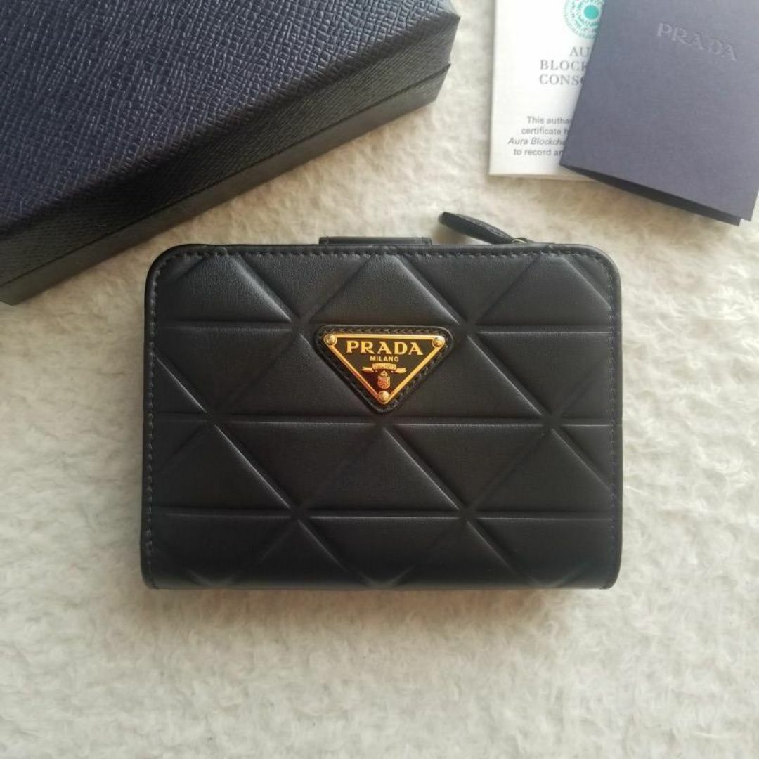 PRADA - PRADA プラダ トライアングルモチーフ入り レザー 2 PRADA - PRADA プラダ トライアングルモチーフ入り レザー 2
