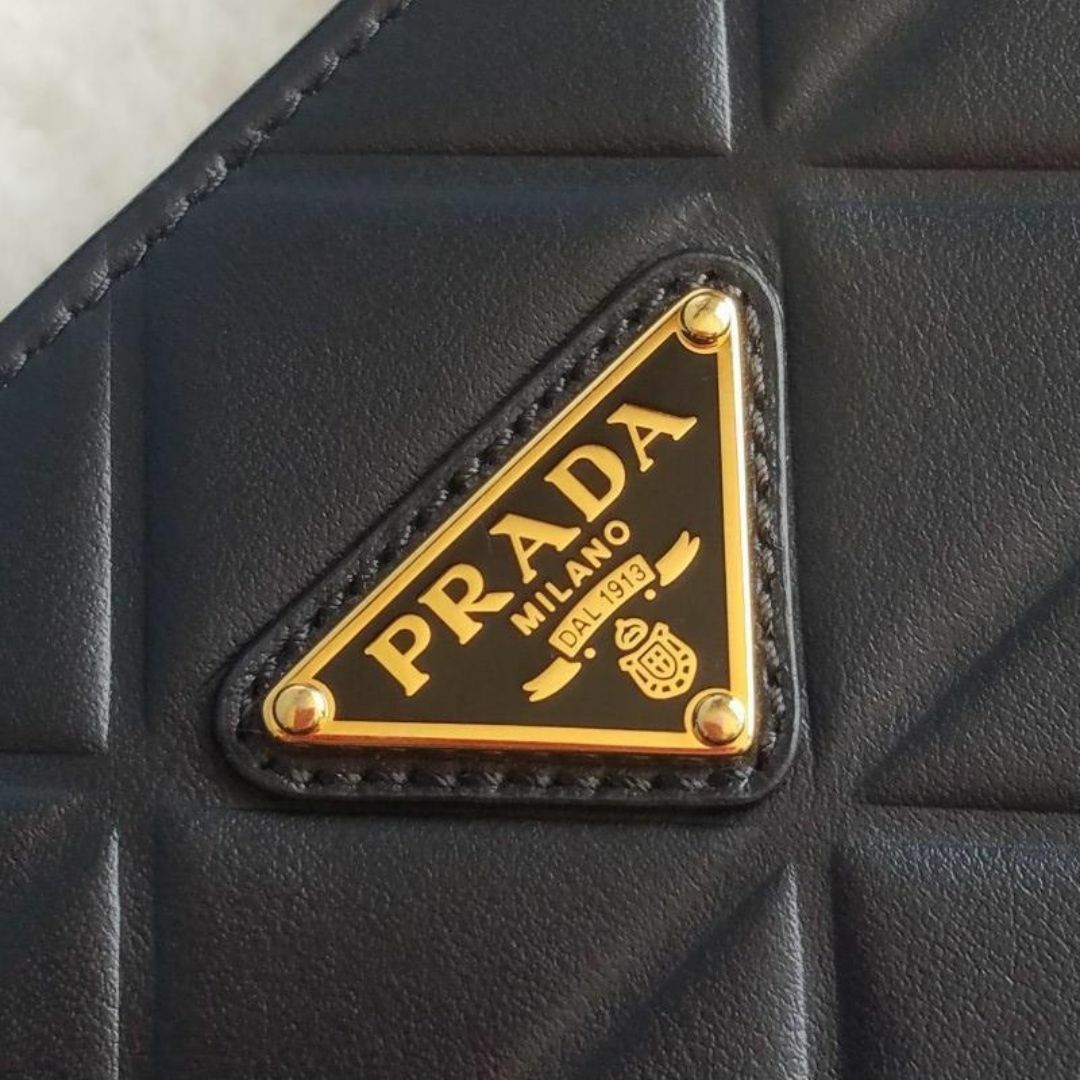 PRADA - PRADA プラダ トライアングルモチーフ入り レザー 2 PRADA - PRADA プラダ トライアングルモチーフ入り レザー 2