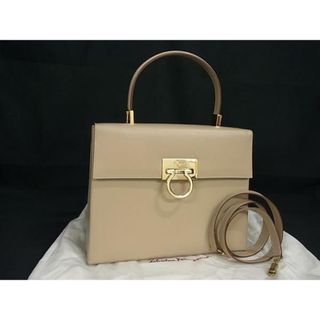Salvatore Ferragamo - フェラガモ 大きなフードが大人の可愛さ Salvatore Ferragamo - フェラガモ 大きなフードが大人の可愛さ