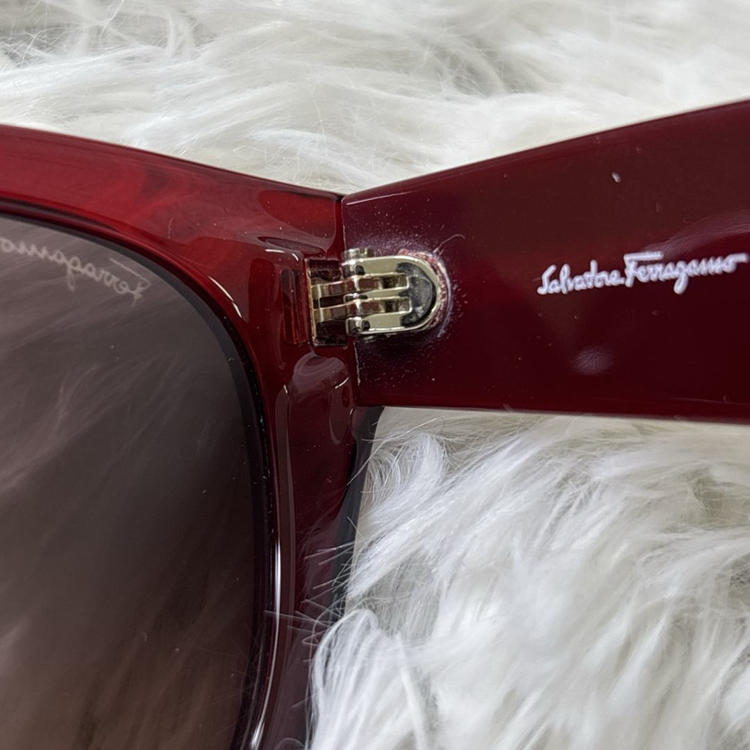 FERRAGAMO - Ferragamo レッド キャットアイ サングラス FERRAGAMO - Ferragamo レッド キャットアイ サングラス