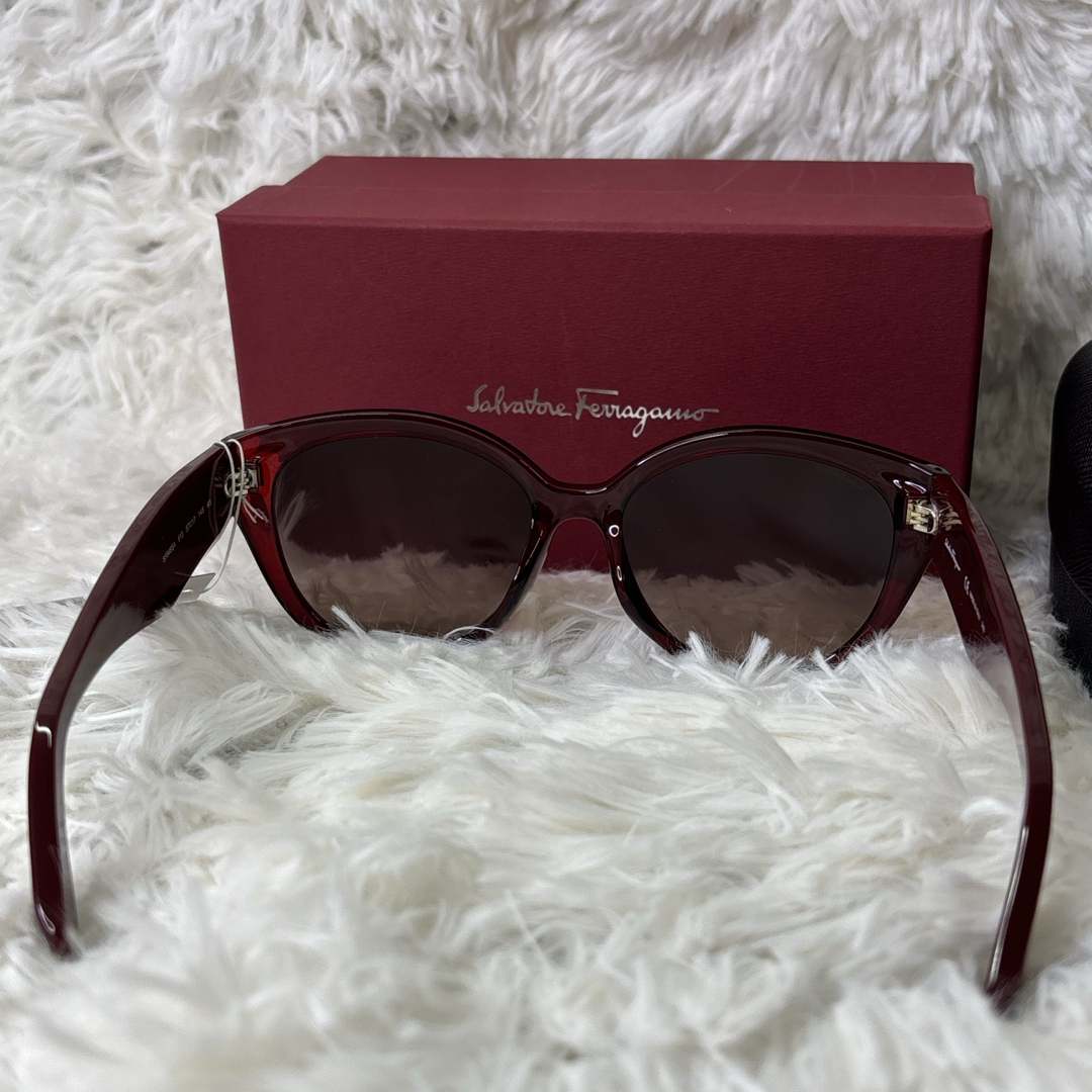 FERRAGAMO - Ferragamo レッド キャットアイ サングラス FERRAGAMO - Ferragamo レッド キャットアイ サングラス