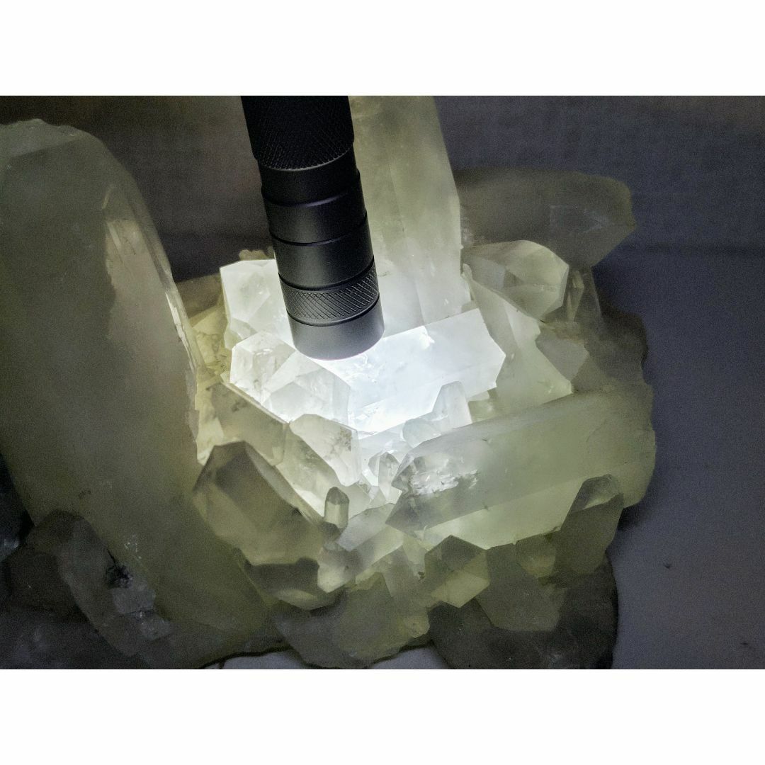 水晶 1.9kg クォーツ 原石 鑑賞石 自然石 誕生石 宝石 鉱物 鉱石 水石