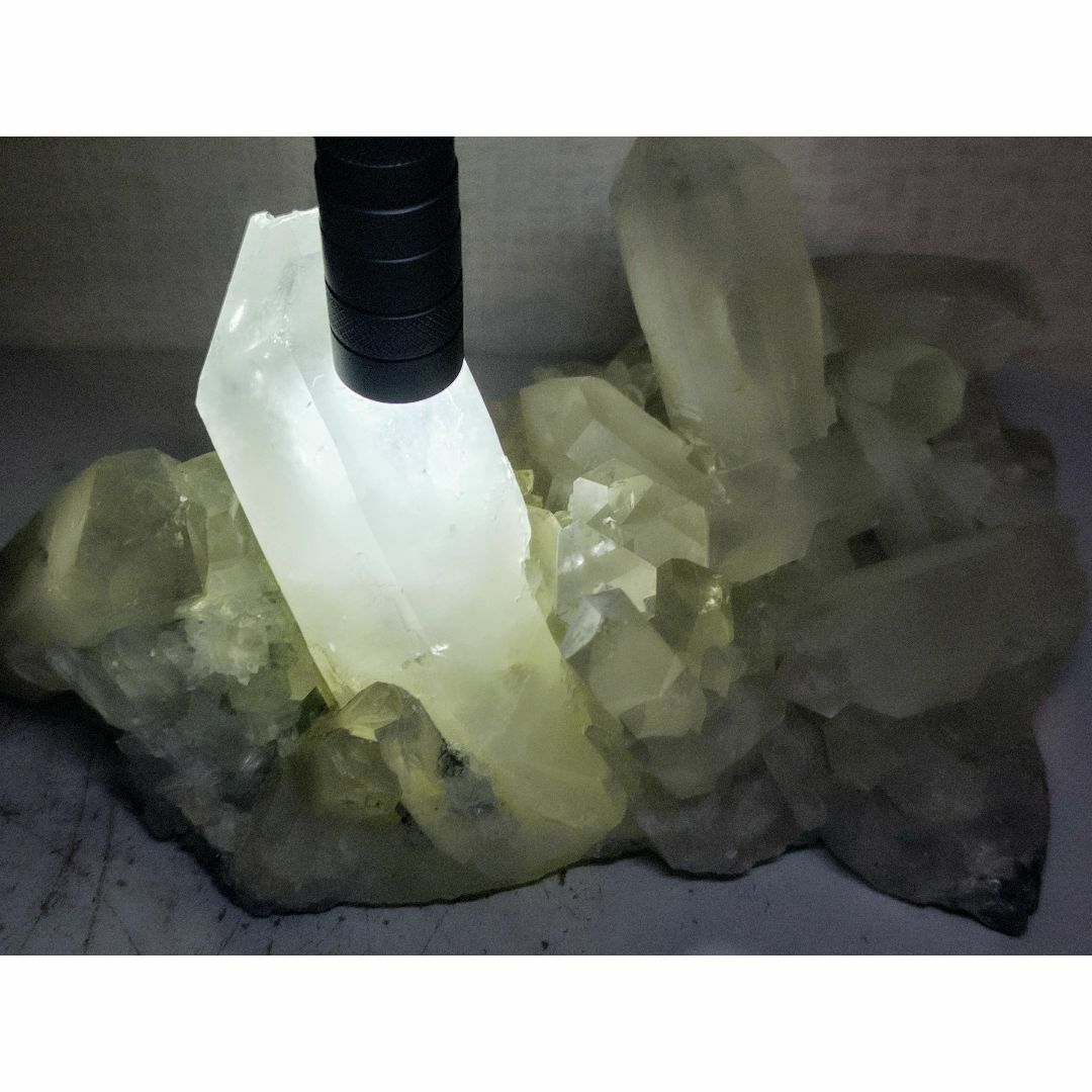 水晶 1.9kg クォーツ 原石 鑑賞石 自然石 誕生石 宝石 鉱物 鉱石 水石