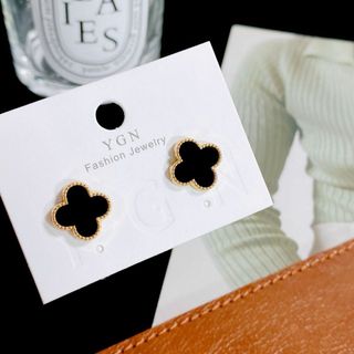13mmクローバー ピアス 四葉 マザーオブパール アクセサリー　ゴールド 黒