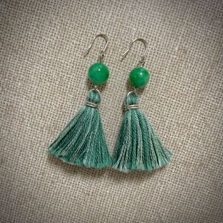 1517天然石ピアス 若草翡翠 タッセルs