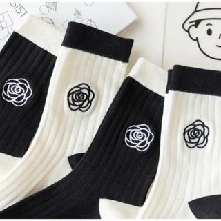❤️売れてます❤️白黒2足セット ソックス 靴下 フリーサイズ バラ 韓国 可愛い(ソックス)