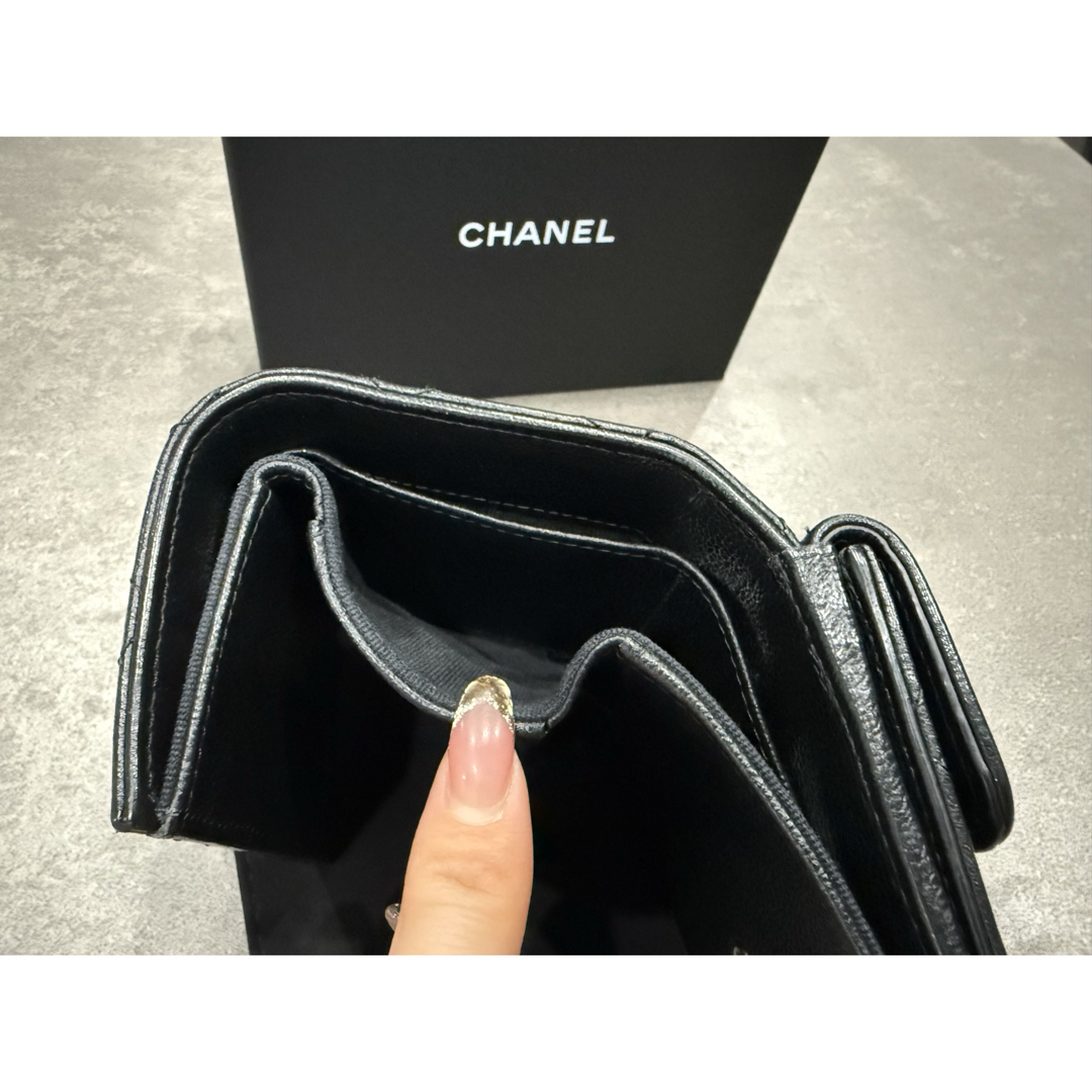 CHANEL - シャネル 三つ折財布 ブラック キャビアスキン CHANEL - シャネル 三つ折財布 ブラック キャビアスキン