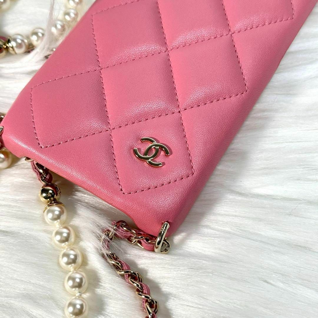 CHANEL - 美品 CHANEL iPhone 14 Pro ケース ラムスキン パール CHANEL - 美品 CHANEL iPhone 14 Pro ケース ラムスキン パール