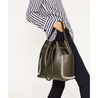 ザラ(ZARA)の完売品＊ザラ コントラストディテール 巾着バッグ  カーキ(ショルダーバッグ)