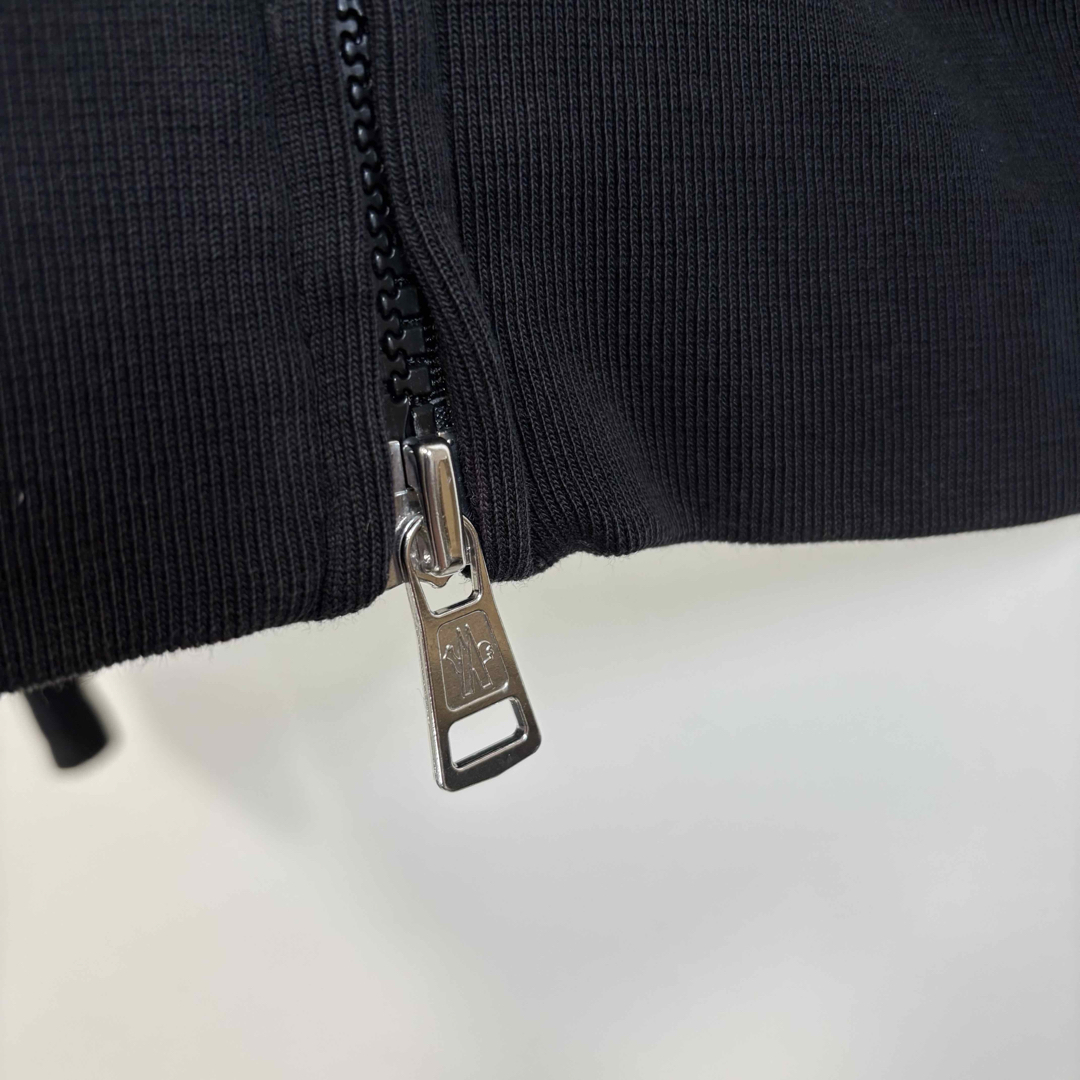MONCLER - 美品 MONCLER グラデーション ロゴ ジップアップ MONCLER - 美品 MONCLER グラデーション ロゴ ジップアップ