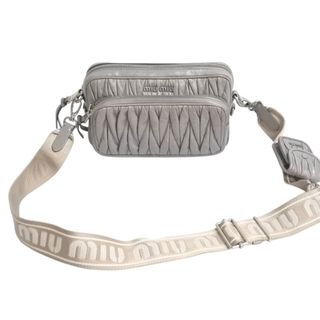 MIU MIU(グレー/灰色系)のフリマアイテム一覧 MIU MIU(グレー/灰色系)のフリマアイテム一覧