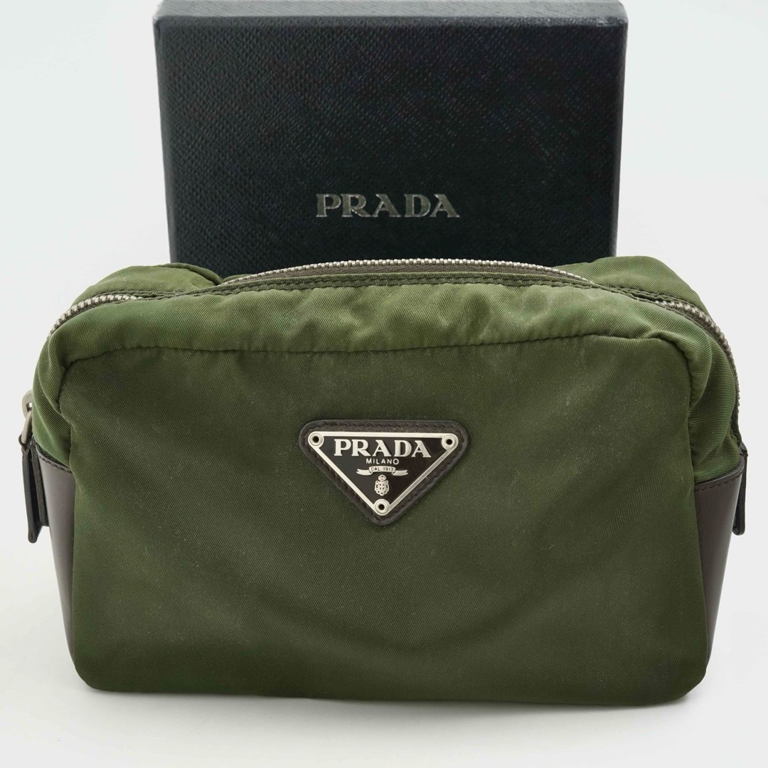 PRADA - 【未使用展示品】 PRADA ポーチ トラベル 三角プレート PRADA - 【未使用展示品】 PRADA ポーチ トラベル 三角プレート