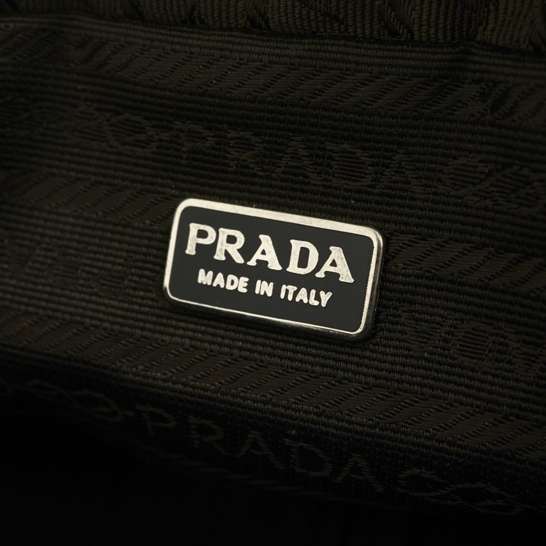 PRADA - 【未使用展示品】 PRADA ポーチ トラベル 三角プレート PRADA - 【未使用展示品】 PRADA ポーチ トラベル 三角プレート