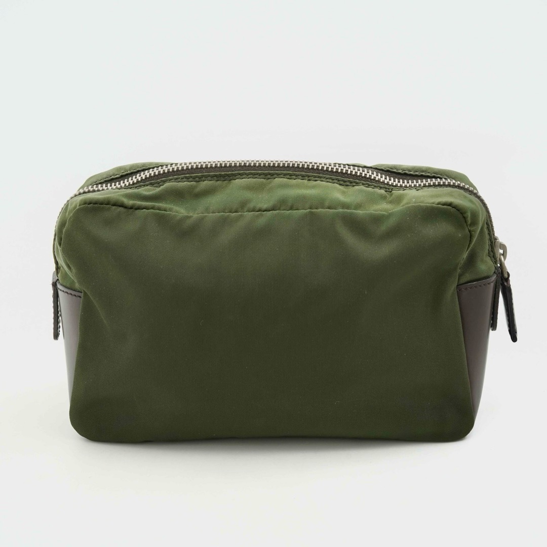 PRADA - 【未使用展示品】 PRADA ポーチ トラベル 三角プレート PRADA - 【未使用展示品】 PRADA ポーチ トラベル 三角プレート