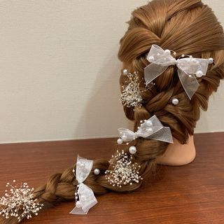 ホワイトオーガンジーリボンピンとかすみ草花ピン(ヘアピン)