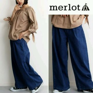 メルロー(merlot)の今季 新品♡ メルロー ワイドデニムパンツ タック入り  ブルー(デニム/ジーンズ)