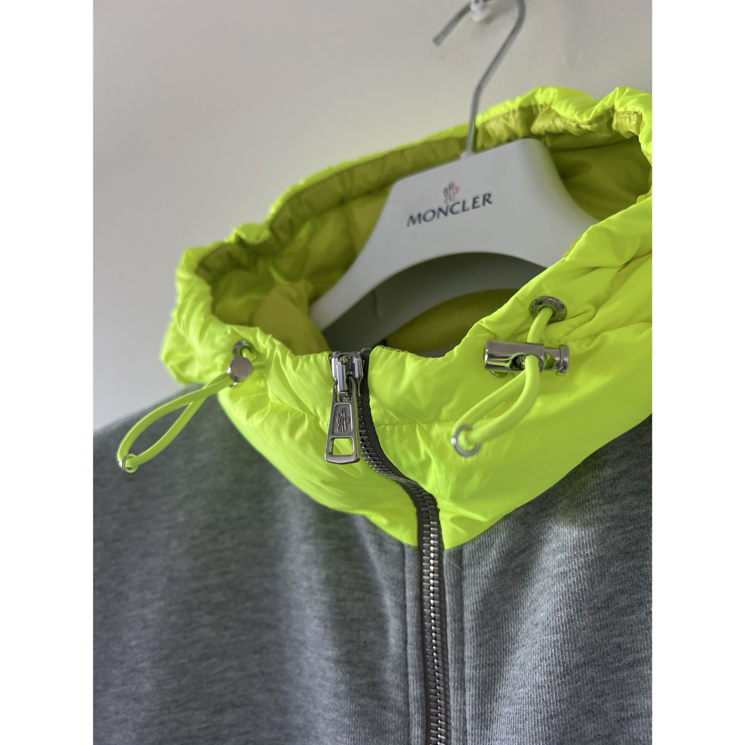 MONCLER - 〈新品タグ付き!〉MONCLER パーカー ネオンカラー MONCLER - 〈新品タグ付き!〉MONCLER パーカー ネオンカラー