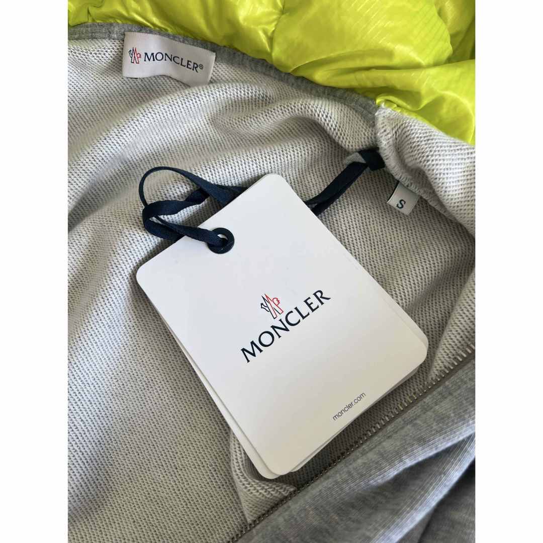 MONCLER - 〈新品タグ付き!〉MONCLER パーカー ネオンカラー MONCLER - 〈新品タグ付き!〉MONCLER パーカー ネオンカラー