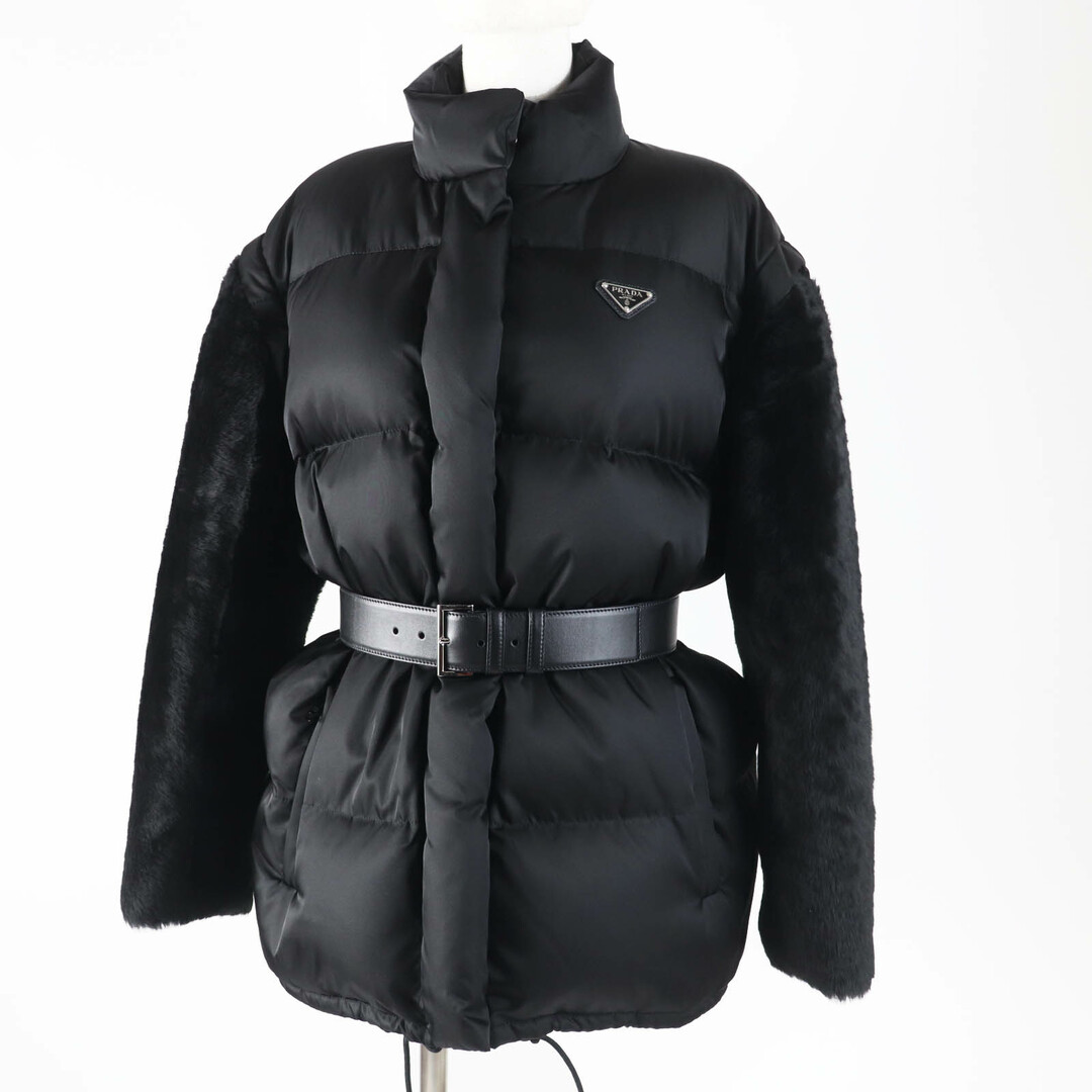 PRADA - 極美品◎PRADA プラダ 2023年製 29L805 Re-Nylon 袖シープファー トライアングルロゴプレート付き 2WAY ダウンベスト／ダウンジャケット ブラック 36 ハンガー・ガーメント付き イタリア製 正規品 レディース