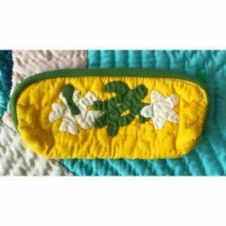 ＜正規品＞シンプルペンケース♡ホヌ&プルメリア&ハイビスカス♡カナリーイエロー(ポーチ)