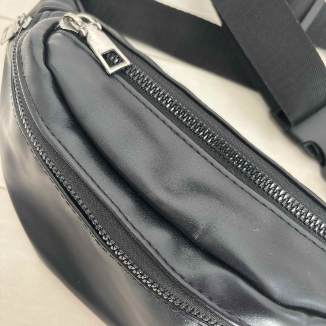 黒の合成皮革ボディバッグの通販 by yama's shop|ラクマ 黒の合成皮革ボディバッグの通販 by yama's shop|ラクマ